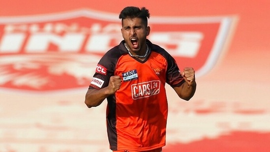 Sunrisers Hyderabad Umran Malik celebrates after picking a wicket against Punjab Kings(IPL)