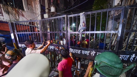 Police personnel try to control the situation after violent clashes broke out during a Hanuman Jayanti procession at Jahangirpuri, in New Delhi.(PTI)