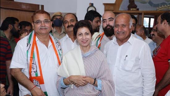 The new joiners with Haryana Pradesh Congress Committee president Kumari Selja. (Twitter)