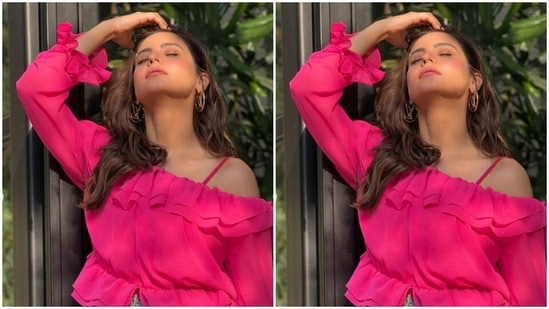 Aamna paired a bright pink top with a short denim skirt as she posed for the pictures.(Instagram/@aamnasharifofficial)