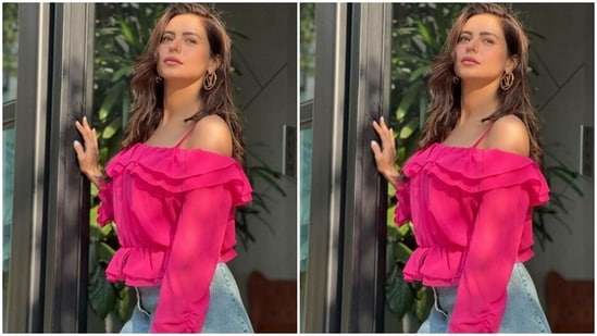 Aamna’s pink cropped top featured slip-in details and full sleeves having frills. The top also featured a gathered-up detail near to the waist, leading to frills. In golden hoop earrings, Aamna looked beautiful.(Instagram/@aamnasharifofficial)