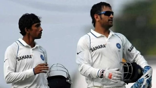 Wriddhiman Saha with MS Dhoni(Twitter/GujaratTitans)