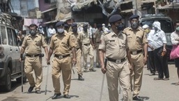 भीड़ को तितर-बितर करने के लिए पुलिस को आंसू गैस के गोले दागने पड़े।