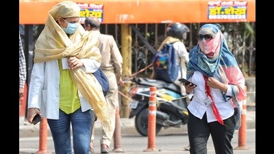 People cover up to save themselves from the scorching sun. (HT Photo) People cover up to save themselves from the scorching sun. (HT Photo)