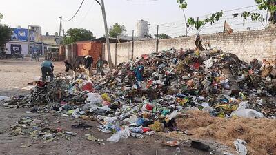 At least 150 tonnes of garbage is generated in the city on a daily basis and can be seen dumped at different locations, including the site near the cremation ground, and behind the Khanna police station. (HT PHOTO) At least 150 tonnes of garbage is generated in the city on a daily basis and can be seen dumped at different locations, including the site near the cremation ground, and behind the Khanna police station. (HT PHOTO)