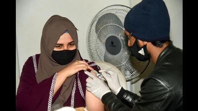 The cabinet gave its nod to the health department’s proposal to administer precautionary dose of Covid-19 vaccine free of cost to all eligible population. (HT Photo) The cabinet gave its nod to the health department’s proposal to administer precautionary dose of Covid-19 vaccine free of cost to all eligible population. (HT Photo)