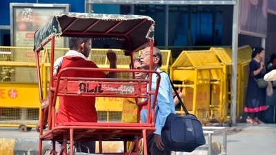 Train passengers face difficulties outside New Delhi Railway Station as most of the taxies and auto-rickshaws were off the roads due to Taxi and auto-rickshaws strike.&nbsp; (Raj K Raj / Hindustan Times)