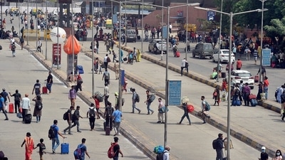 Locals in Delhi rush towards public transportation including buses, metros as autos and cabs go on a strike.&nbsp; (Raj K Raj / Hindustan Times)