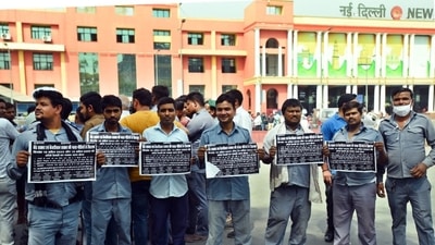 Auto drivers protest outside New Delhi railway station over the fuel price hike. The protesting associations are demanding the government to reduce the fuel prices and increase the fares.&nbsp; (Raj K Raj / Hindustan Times)