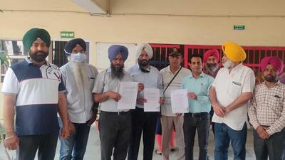 Members of different NGOs submitting a police complaint against PPCB chief engineer and industrialists over dumping of untreated industrial waste Buddha Nullah in Ludhiana. (Harvinder Singh/HT) Members of different NGOs submitting a police complaint against PPCB chief engineer and industrialists over dumping of untreated industrial waste Buddha Nullah in Ludhiana. (Harvinder Singh/HT)