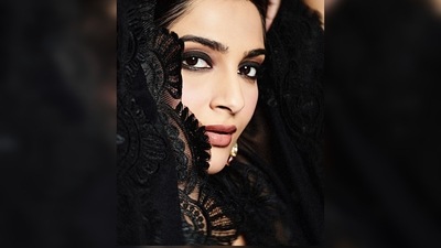 To complement her look, Sonam Kapoor opted for intense smokey eyes, with defined eyebrows and nude lips. (Instagram/@sonamkapoor) To complement her look, Sonam Kapoor opted for intense smokey eyes, with defined eyebrows and nude lips. (Instagram/@sonamkapoor)