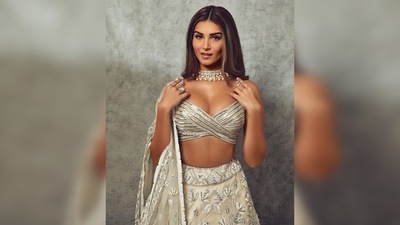 Tara Sutaria teamed her dreamy look with a kundan necklace and a diamond ring.&nbsp; (Instagram/@tarasutaria)
