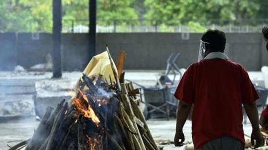 Relatives of a Covid-19 victim perform last rites at Sarai Kale Khan crematorium in New Delhi. (HT file photo)