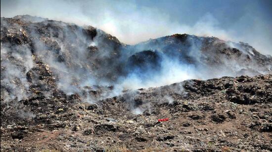 As per Ludhiana MC officials, fires erupt at the main Tajpur Road dump site due to generation of highly combustible methane gas amid high temperatures. The PPCB observed that lack of solid waste management in the city was resulting in air and water pollution. (HT PHOTO )