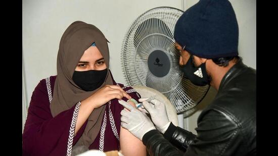 The cabinet gave its nod to the health department’s proposal to administer precautionary dose of Covid-19 vaccine free of cost to all eligible population. (HT Photo)