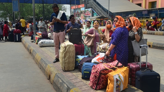 Auto and cab drivers’ unions have been demanding a hike in fares and slashing of CNG prices to offset the impact of rising fuel prices.(PTI)