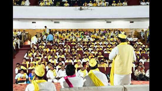 SBSP chief Om Prakash Rajbhar addressing his party workers in Lucknow on Monday. (HT PHOTO)