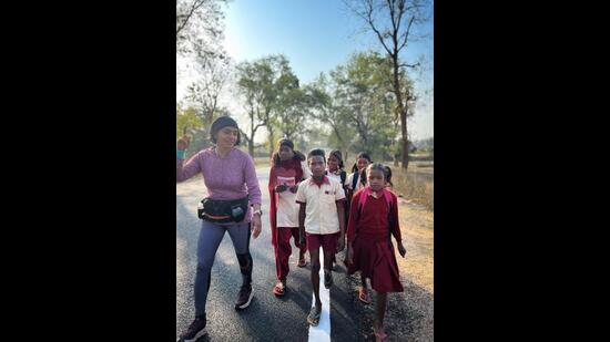 स्कूली बच्चों से बातचीत करते हुए आर्किटेक्ट गीता बालकृष्णन स्कूली बच्चों से बातचीत करते हुए आर्किटेक्ट गीता बालकृष्णन