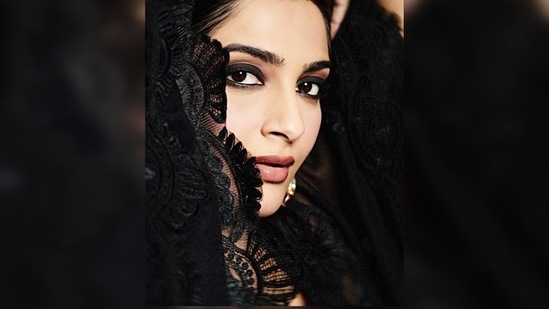 To complement her look, Sonam Kapoor opted for intense smokey eyes, with defined eyebrows and nude lips.(Instagram/@sonamkapoor)
