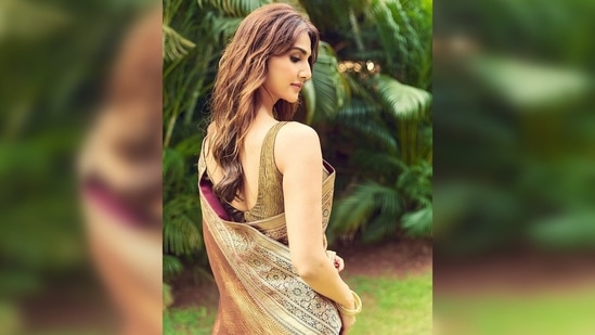 Vaani Kapoor teamed her rustic coloured saree with a sleeveless bronze blouse featuring an open back.(Instagram/@_vaanikapoor_)
