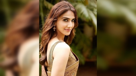 Not going too heavy on her jewellery, Vaani Kapoor wore a bangle and small golden jhumkas and left her neck empty.(Instagram/@_vaanikapoor_)