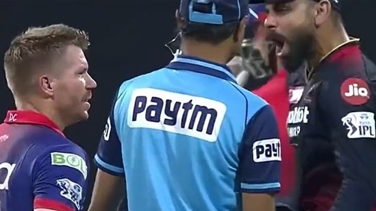 Virat Kohli celebrates wildly in front of David Warner. (Screenshot)