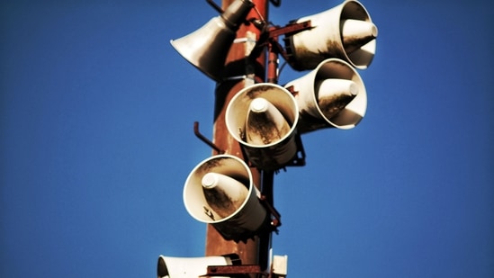 Politics over the use of loudspeakers at religious sites escalated in Maharashtra after MNS chief Raj Thackeray's repeated warnings. (Source: pexels.com)