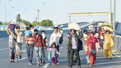 The Supreme Court’s judgment on June 29, 2021, in a suo motu case concerning the plight of migrant workers amid the Covid -19 pandemic, directed the Centre and states to provide dry ration and set up community kitchens for migrant workers (HT file photo)