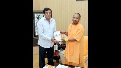 Producer and director KC Bokadia with chief minister Yogi Adityanath at his residence on Tuesday (HT Photo) Producer and director KC Bokadia with chief minister Yogi Adityanath at his residence on Tuesday (HT Photo)