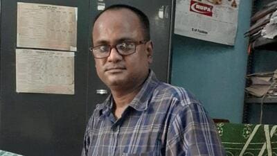 Tapas Chandra Swain, senior assistant working at the Regional Education Directorate, was returning home on Monday evening when he found the bag lying on the road. He was shocked to find gold ornaments inside it. Tapas Chandra Swain, senior assistant working at the Regional Education Directorate, was returning home on Monday evening when he found the bag lying on the road. He was shocked to find gold ornaments inside it.