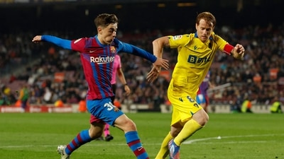 FC Barcelona v Cadiz - Camp Nou, Barcelona, Spain - April 18, 2022 FC Barcelona's Gavi in action with Cadiz's Alex Fernandez (REUTERS)