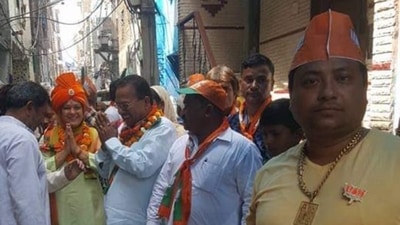 AAP leader Atishi tweeted this photo - which she claims shows the main accused in the Jahangirpuri riots, Ansar - with a BJP leader. (Source: Atishi/Twitter)