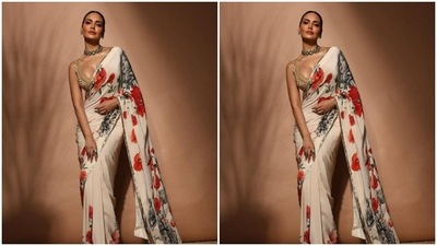 Esha played muse to fashion designer Rohit Bal and picked a white chiffon saree for the pictures. (Instagram/@egupta)