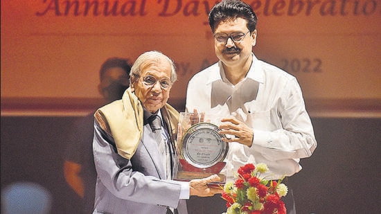 NK Singh, chairperson of Fifteenth Finance Commission and Yogesh Singh, vice chancellor of Delhi University during the annual day celebrations of Delhi School of Economics, at Swami Vivekanand Hall, in New Delhi, India, on Tuesday, April 19, 2022. (Photo by Raj K Raj/Hindustan Times)