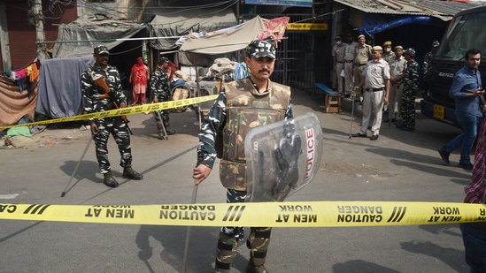 Security personnel keep vigil after clashes broke out between two communities during a Hanuman Jayanti procession on Saturday, at Jahangirpuri in New Delhi, Monday, April 18, 2022. (PTI Photo/Shahbaz Khan)(PTI)