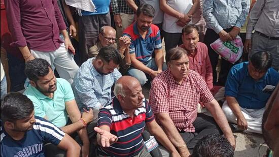 BJP leaders Gurdev Sharma Debi, Jagmohan Sharma and others staging a protest outside Tibba police station over the attack on the complainant. (HT Photo)