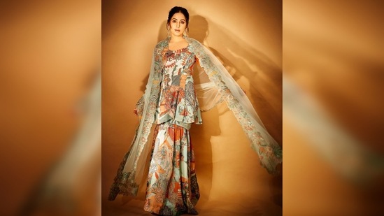 Hina Khan teamed her look with a chiffon dupatta featuring embellished embroidered borders.(Instagram/@realhinakhan)