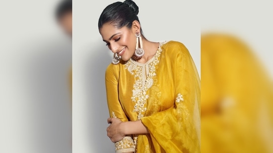 Kubbra Sait teamed her traditional look with statement earrings and a bracelet set and wore bronze makeup.(Instagram/@kubbrasait)