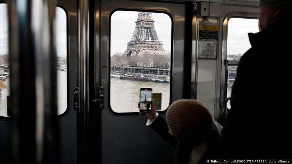 Whoever rides the Paris Metro may spot some famous landmarks depending on the line taken(Thibault Camus/ASSOCIATED PRESS/picture alliance)