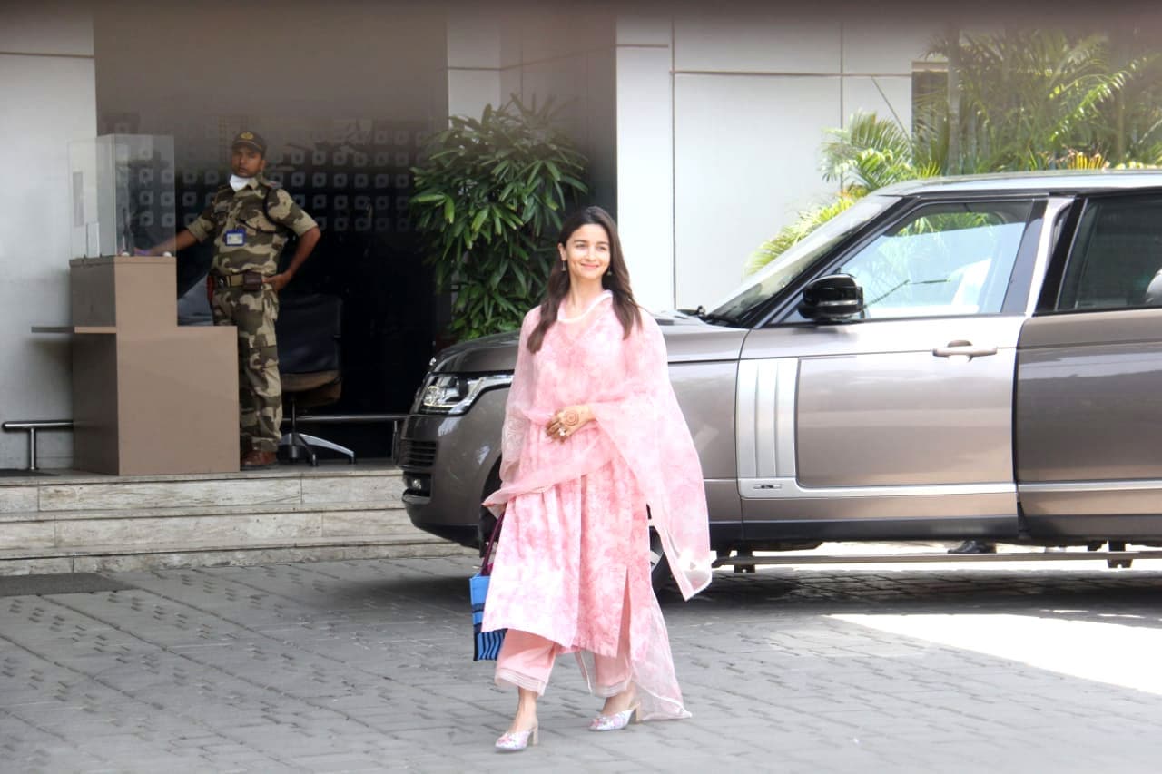 Alia Bhatt at Kalina airport. (Varinder Chawla)