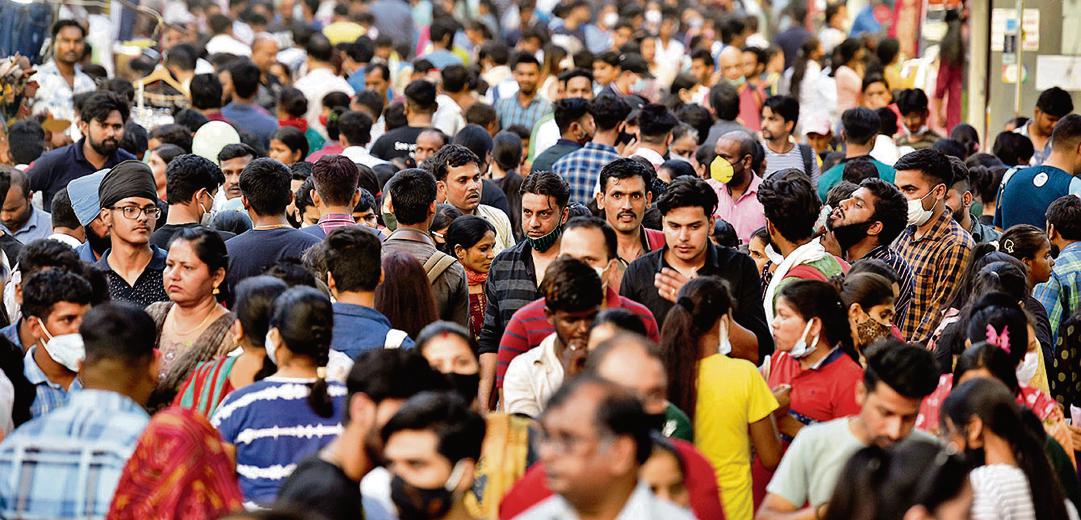 Visitors are seen not wearing face masks at Sarojini Nagar Market, in New Delhi, India, on Sunday, April 17, 2022. (Photo by Sanjeev Verma/Hindustan Times) Visitors are seen not wearing face masks at Sarojini Nagar Market, in New Delhi, India, on Sunday, April 17, 2022. (Photo by Sanjeev Verma/Hindustan Times)