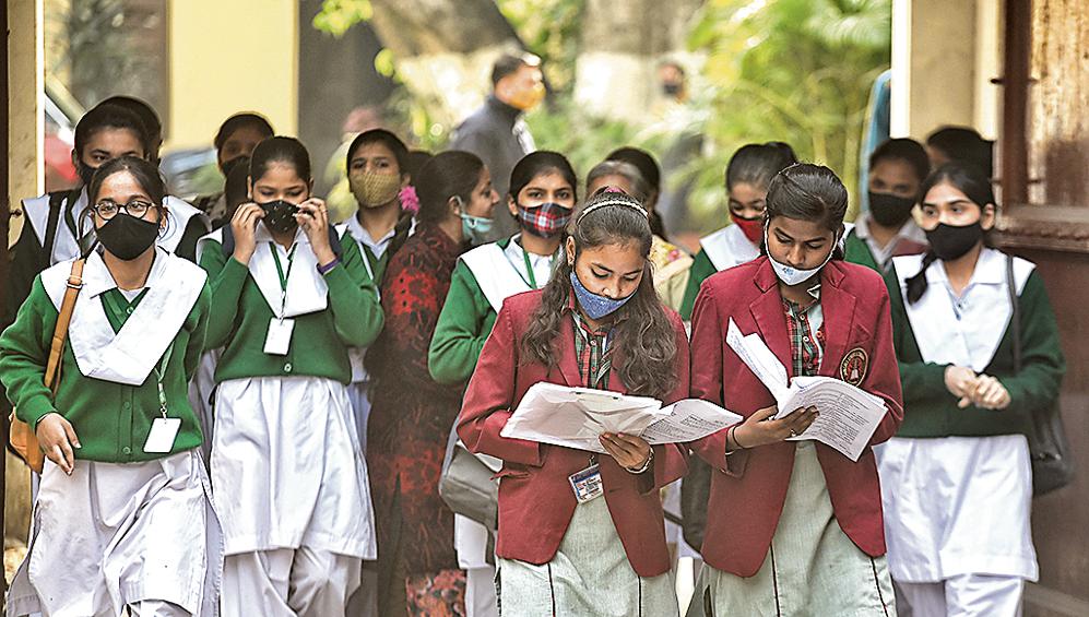 Even as the Delhi Disaster Management Authority (DDMA) plans to deliberate upon the return of the mask mandate in the Capital on Wednesday, some private schools resumed hybrid classes for students in primary classes as a precautionary measure. (Photo by Sanchit Khanna/ Hindustan Times) Even as the Delhi Disaster Management Authority (DDMA) plans to deliberate upon the return of the mask mandate in the Capital on Wednesday, some private schools resumed hybrid classes for students in primary classes as a precautionary measure. (Photo by Sanchit Khanna/ Hindustan Times)