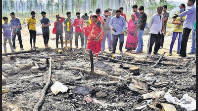 The cops are yet to ascertain cause behind the Ludhiana shanty fire in which a migrant couple and their five kids were burnt alive. (Gurpreet Singh/HT) The cops are yet to ascertain cause behind the Ludhiana shanty fire in which a migrant couple and their five kids were burnt alive. (Gurpreet Singh/HT)