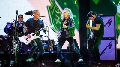 Lars Ulrich (l), James Hetfield, Kirk Hammett, and Robert Trujillo of Metallica perform in 2021 (Amy Harris/Invision/AP/picture alliance	)