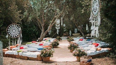 1. Bohemian decor - Couples and their loved ones are exploring creative ways to personalize their wedding day and want themes that are not limiting. One trend that is becoming increasingly popular is a combination of traditional and modern ideas. This trend can be used to create a setup that has a fancy touch as well as a contemporary vibe. For example - a picturesque venue for functions like haldi and mehendi decked up with bohemian decor and fairy lights, which was also recently seen in Shibani Dhandekar’s and Farhan Akhtar’s mehendi decor and this trend is catching the spotlight. With the rise in the number of day celebrations, young couples are prioritising bohemian themes that are a laid-back luxury. This decor style sure will give an unforgettable experience.&nbsp; (Twitter/festivalbrides)