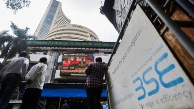 People stand outside the Bombay Stock Exchange (BSE), after Sensex surpassed the 60,000 level for the first time, in Mumbai, India, September 24, 2021. REUTERS/Francis Mascarenhas (REUTERS)