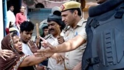A woman breaks down during the anti-encroachment drive in Jahangirpuri, on April 20, 2022.&nbsp; (ANI photo)
