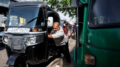 A Piyasiri, an auto driver, pushes his auto as he runs out of fuel while waiting in a queue for two hours, amid the country's economic crisis, in Colombo, Sri Lanka, April 18, 2022. REUTERS/Navesh Chitrakar (REUTERS)