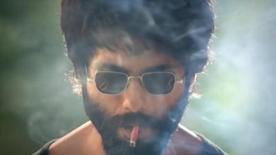 Shahid Kapoor smoking in a still from Kabir Singh.