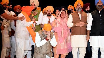 Union minister Amit Shah offers prayers to mark the 400th birth anniversary of Guru Tegh Bahadur, at Red Fort. (PTI) Union minister Amit Shah offers prayers to mark the 400th birth anniversary of Guru Tegh Bahadur, at Red Fort. (PTI)